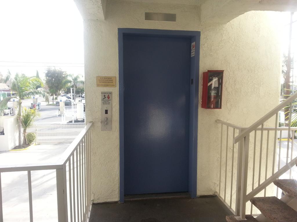 Motel 6 Bell Gardens Exterior photo